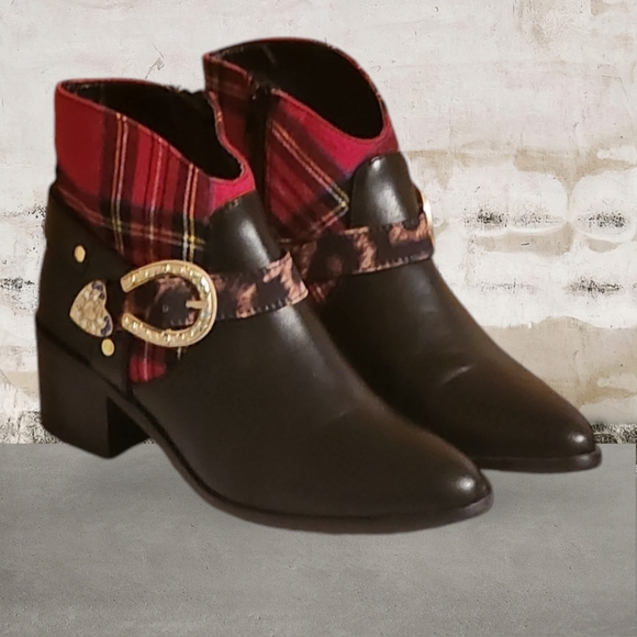 Women PU/TEXT Leather Coated Ankle Boots By Betsy Johnson Size 6.5M - Picture 1 of 10